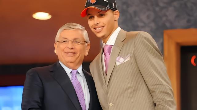 库里：选秀时我被纽约球迷狂嘘，那天迈克尔-杰克逊去世了